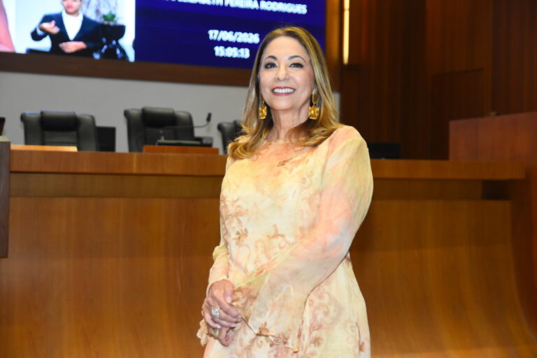 Educadora Elizabeth Rodrigues é homenageada com a Medalha Manuel Beckman