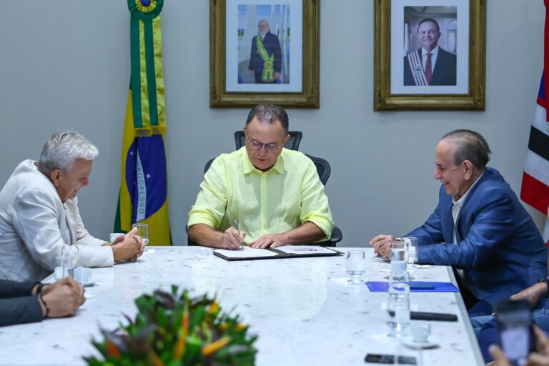 Brandão assina a ordem de serviço para a obra da ponte sobre o Rio Grajaú, entre Arame e Itaipava do Grajaú