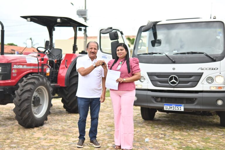 Neto Carvalho entrega caminhão, trator com grade de arado e carroça para fortalecer a agricultura e beneficiar centenas de famílias em Araioses