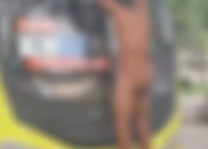 Vídeo: homem nu se pendura em ônibus no Centro de São Luís