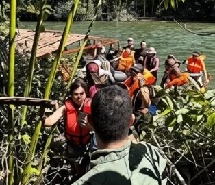 Operação do CTA resgata passageiros de balsa prestes a afundar