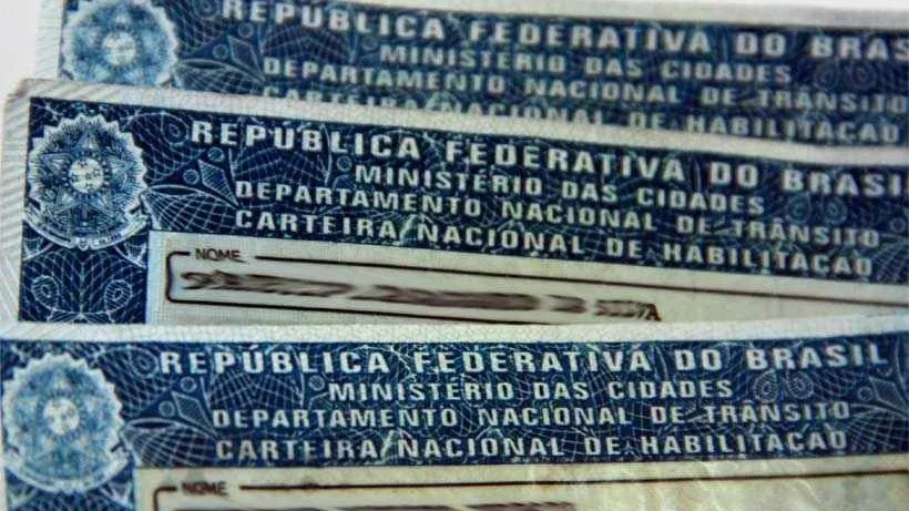 A Carteira Nacional de Habilitação (CNH) física, retratada na imagem, ainda possui validade legal, mesmo com a versão digital.
(crédito: Divulgação / Detran)