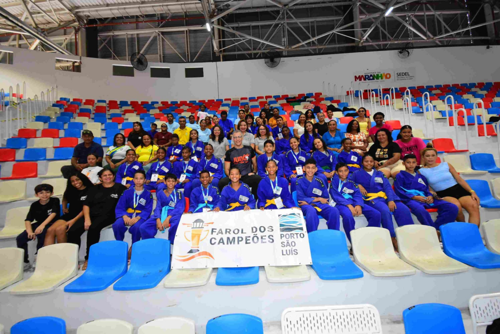 Os judocas do projeto social “Farol de Campeões” reunidos com seus familiares, o Sensei Witaçuci Bezerra e representantes do TUP Porto São Luís no JEL´s 2026. (Divulgação)