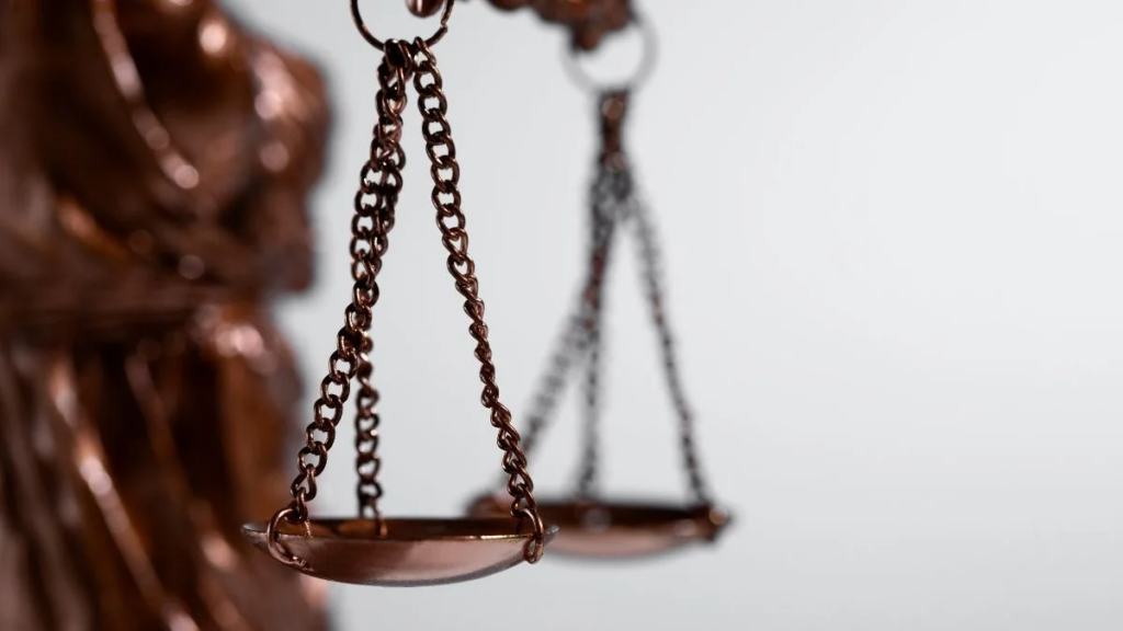 A balança da justiça representa a busca pelo equilíbrio legal durante o complexo processo de investigação e julgamento de homicídios no país.
(crédito: Freepik)