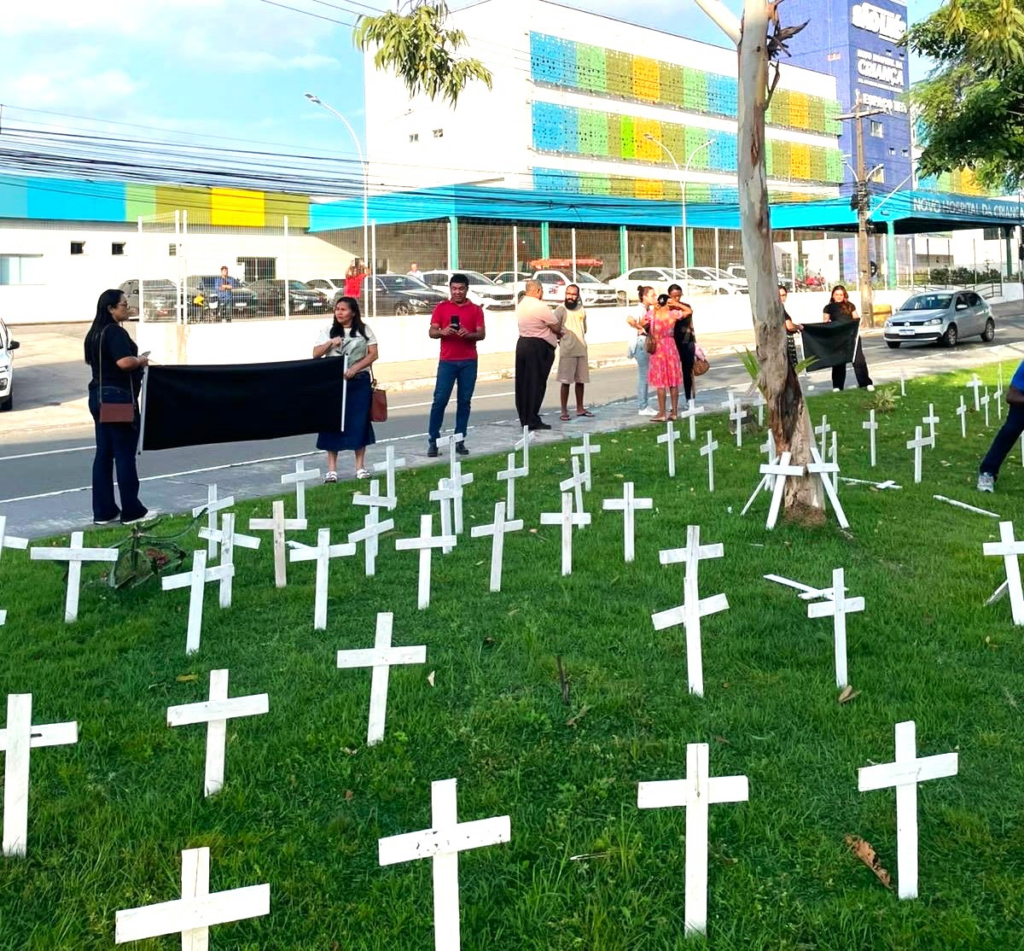 Mais de 100 cruzes marcam protesto em frente ao Hospital da Criança por apuração de mortes em UTIs