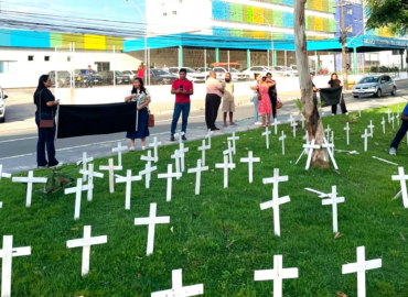 Mais de 100 cruzes marcam protesto em frente ao Hospital da Criança por apuração de mortes em UTIs