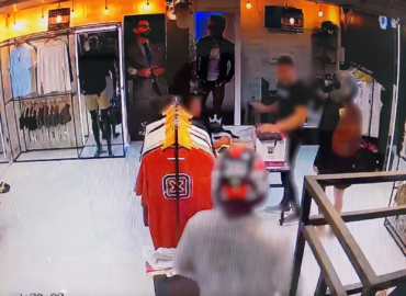 Vídeo: trio armado invade loja de roupas e rouba mercadorias na Alemanha, em São Luís