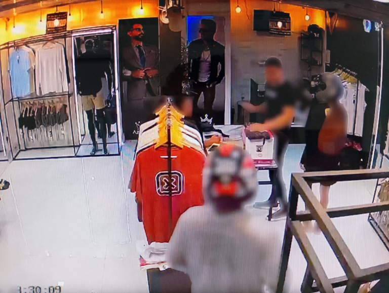 Vídeo: trio armado invade loja de roupas e rouba mercadorias na Alemanha, em São Luís