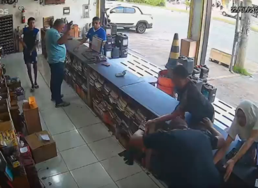 Vídeo: quatro homens armados assaltam loja de autopeças na Av. Guajajaras, em São Luís