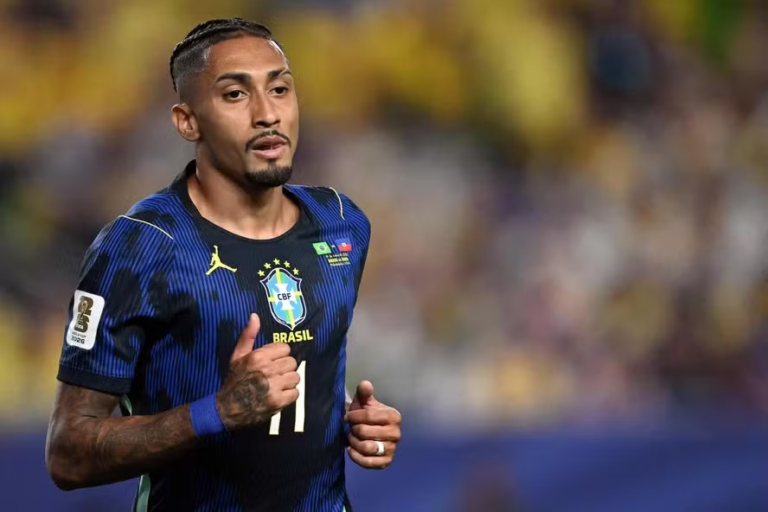 Raphinha retorna aos treinos, mas segue como dúvida para duelo contra a Noruega