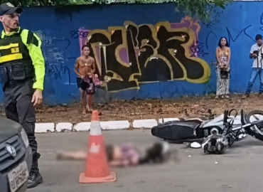 Adolescente morre após moto ser atingida por caminhão-cegonha no Ipase