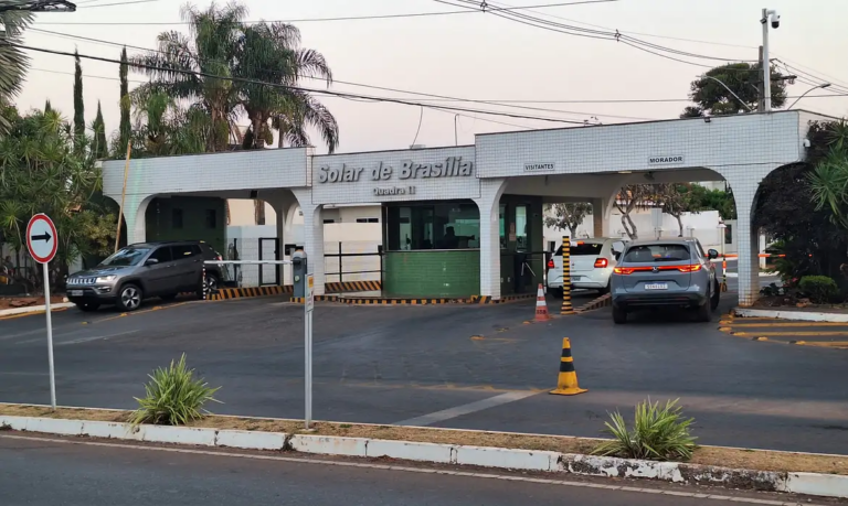 PF cumpre mandado de busca na casa de Jair Bolsonaro e não encontra armas