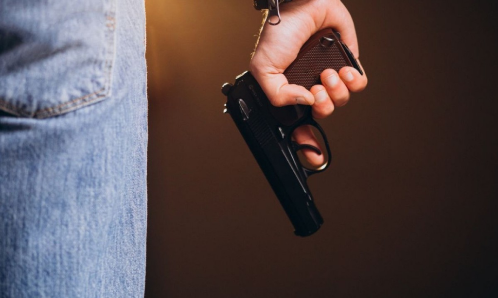 A dificuldade em diferenciar armas reais de simulacros, como a empunhada, é um alerta em cenários de risco. 
(crédito: Freepik)
