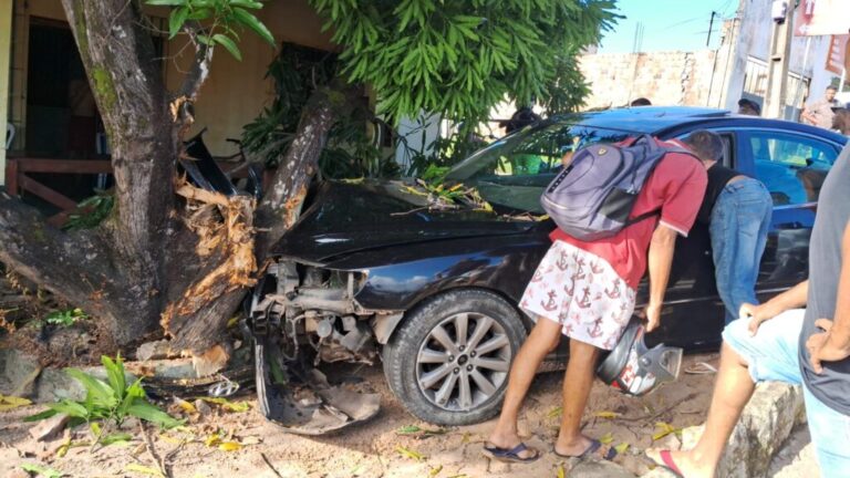 Mulher morre após ser atropelada por carro desgovernado na Raposa