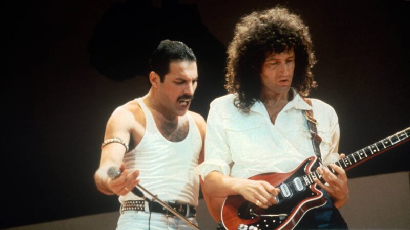 Freddie Mercury e Brian May durante show do Queen no Live Aid 1985 (Foto: FG/Bauer-Griffin/Getty Images)