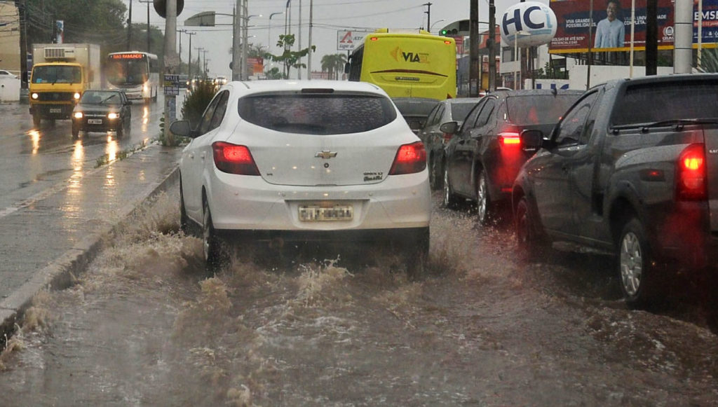 Chuvas causam transtorno no trânsito na Avenida Jerônimo de Albuquerque, em São Luís