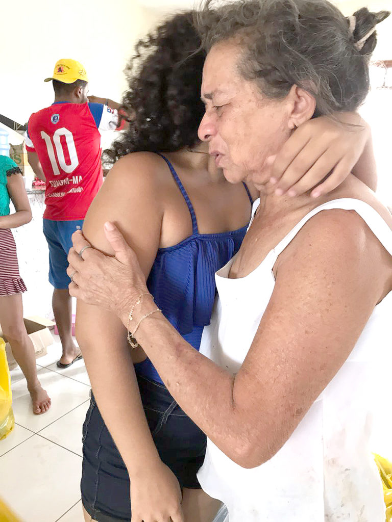 Moradores, emocionados, recebem as doações feitas por pessoas de todo o Brasil