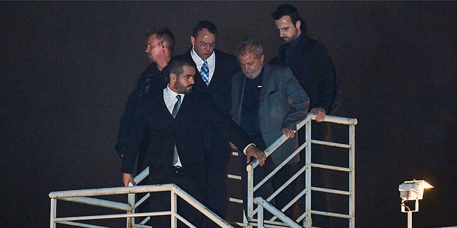 Lula se entrega a Polícia Federal no início da noite de ontem | O Imparcial